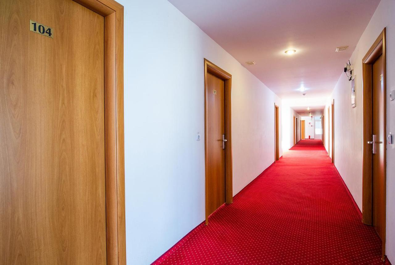 Hotel Dana Сату-Маре Екстер'єр фото